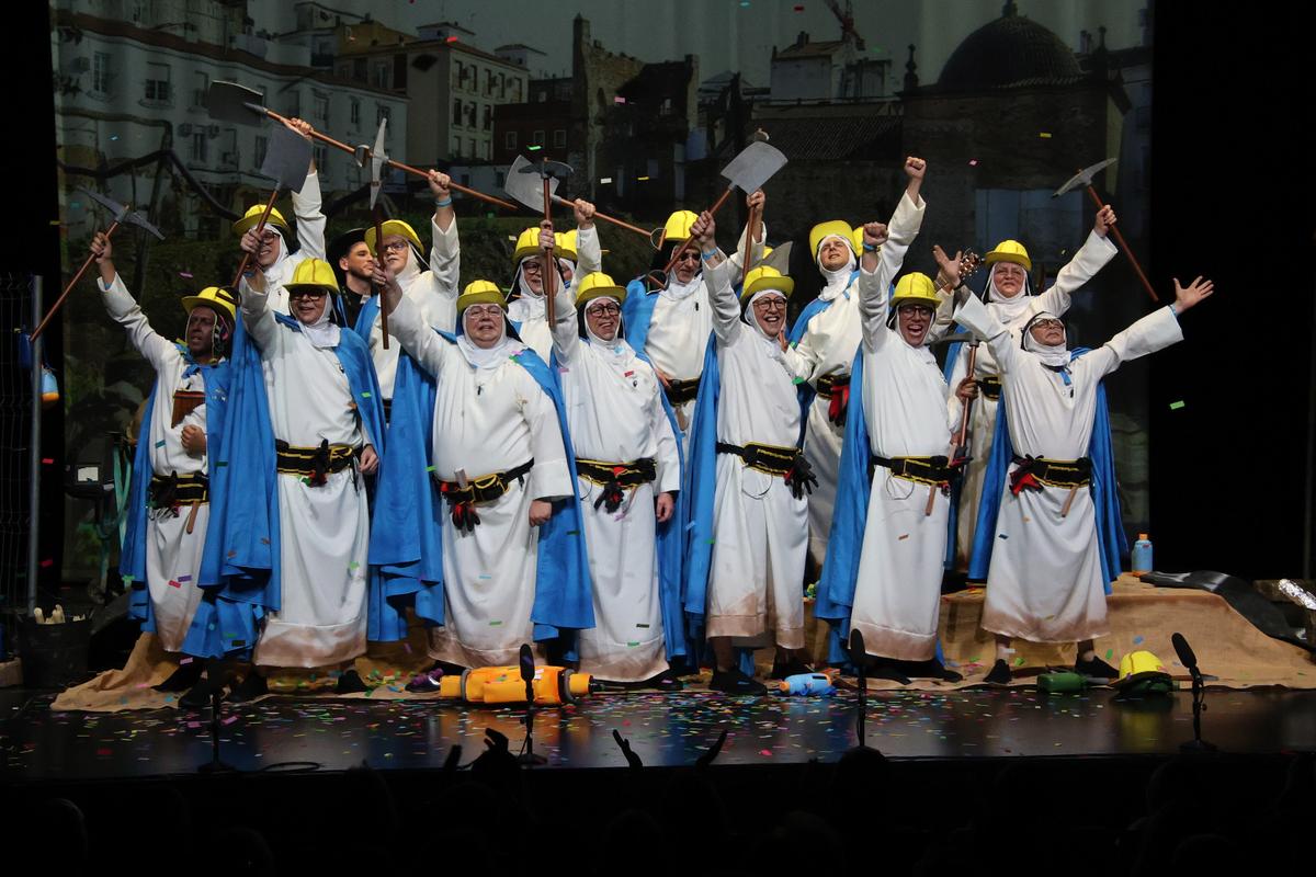 Actuación De Aquí No Nos Mueve Ni Dios